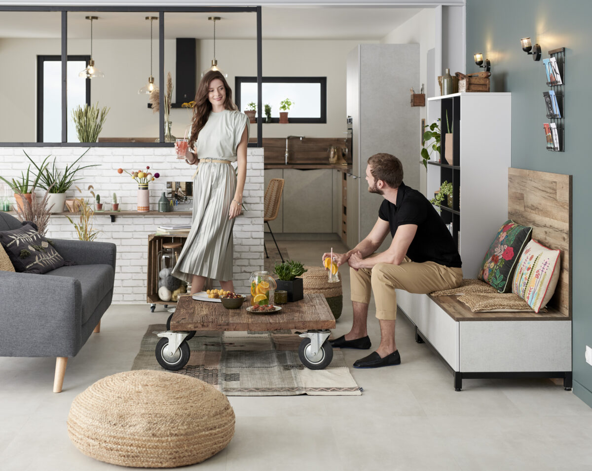SCHMIDT kann verschiedene Lebensbereiche miteinander
verbinden. Wie hier wird die Designsprache der Küche im Wohnzimmer einfach
wieder aufgegriffen. Jedes Möbel ist in der Lage, sich in Form, Materialität und Farbe anzupassen.