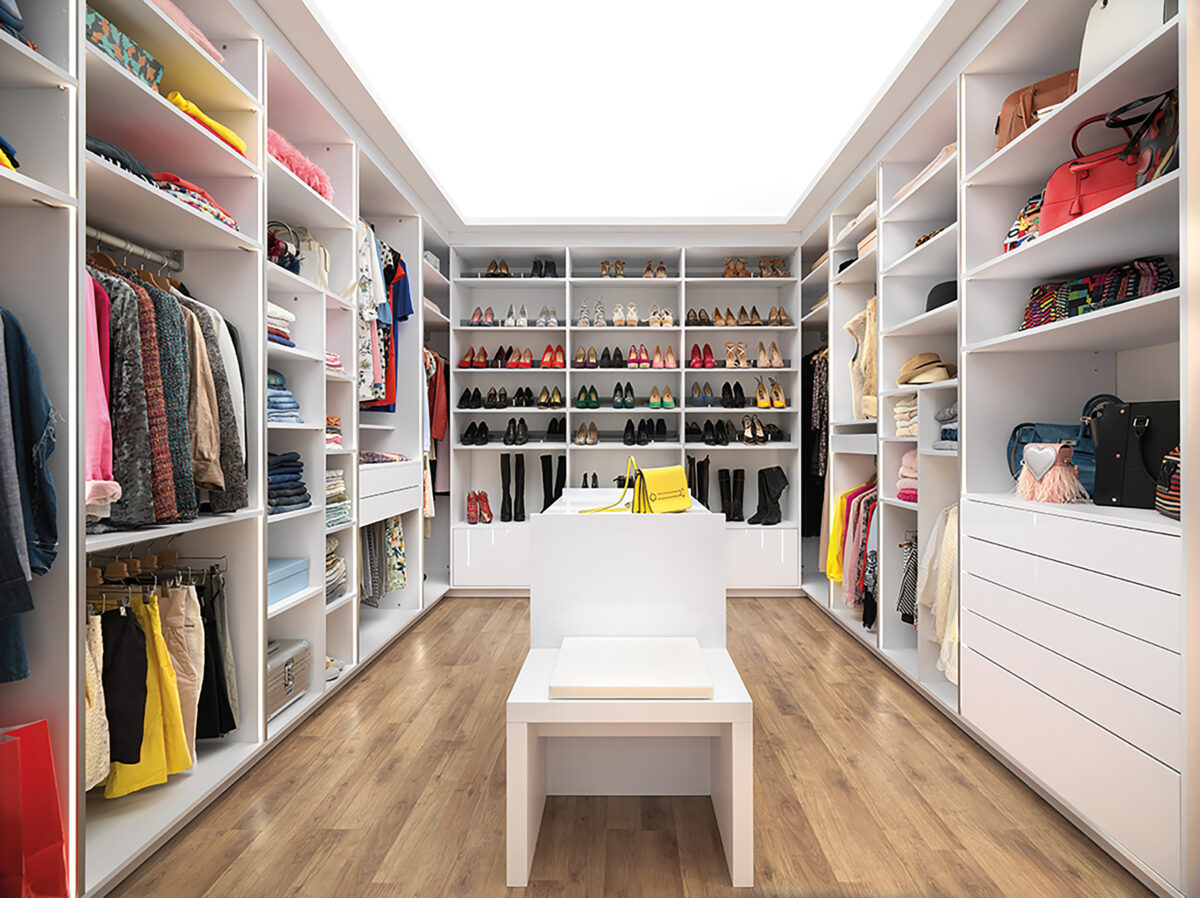 Vorhang auf für den Alltagsluxus. Ein 
Ankleidezimmer von SCHMIDT ist mehr als nur ein Raum, um seine Garderobe 
aufzubewahren. Es ist eine sorgsam choreographierte Welt, in der jedes 
Kleidungsstück seinen Platz hat.