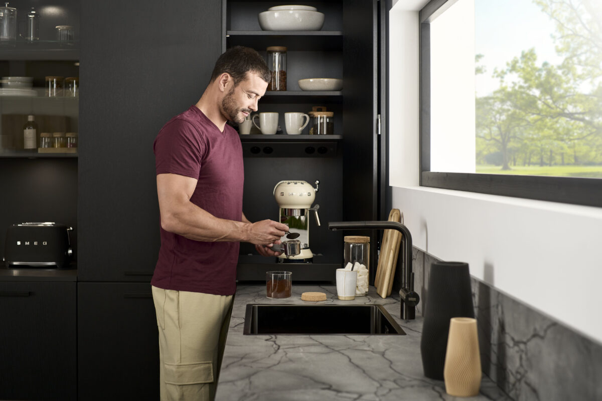 Ob für den kraftvollen Schub am Morgen, den edlen Genuss am Mittag oder den entspannenden Moment nach einem langen Tag – eine Tasse des 
koffeinhaltigen Muntermachers ermöglicht eine kleine Auszeit. Um der Leidenschaft für das Heißgetränk buchstäblich den gebührenden Platz einzuräumen, wäre eine Kaffee-Ecke ein idealer Ort.